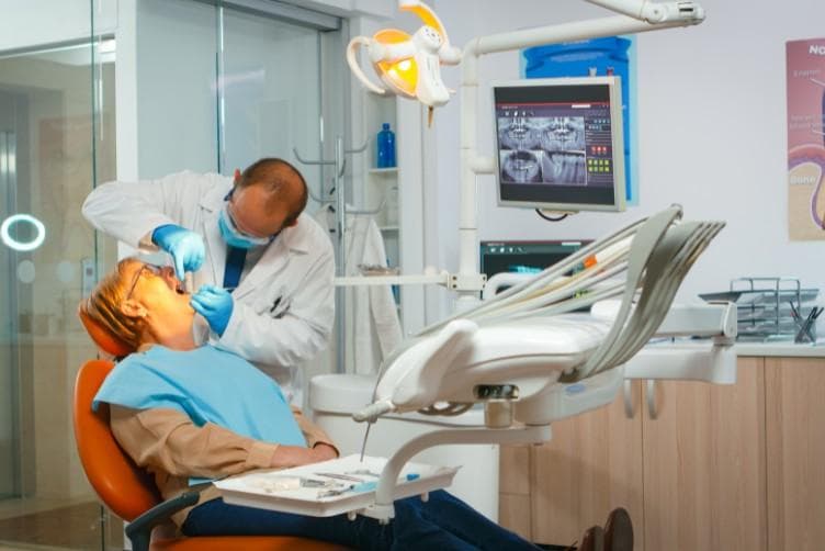 Dentist Clinic in Dubai for Tooth Pain or Emergency: What to Do and Where to Go